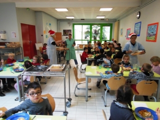 Le repas de Noêl 2012 à la cantine scolaire