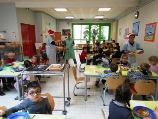 Le repas de Nol 2012  la cantine scolaire