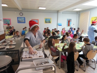 Le repas de Nol 2012  la cantine scolaire