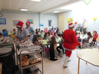 Le repas de Nol 2012  la cantine scolaire