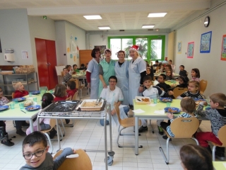 Le repas de Nol 2012  la cantine scolaire