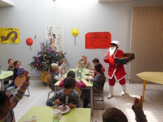 Le repas de Nol 2012  la cantine scolaire