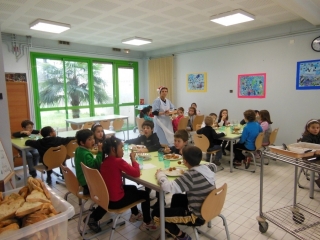 Le repas de Nol 2012  la cantine scolaire