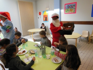 Le repas de Nol 2012  la cantine scolaire