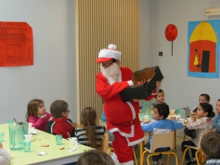 Le repas de Nol 2012  la cantine scolaire