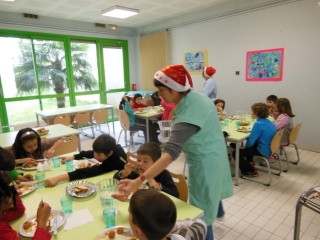 Le repas de Nol 2012  la cantine scolaire