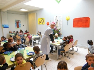 Le repas de Nol 2012  la cantine scolaire