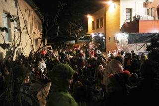 Le 8 décembre , cour du lavoir