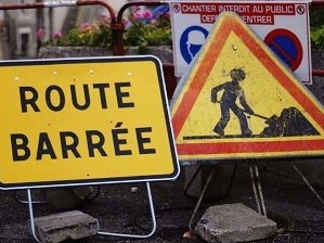 route barrée au centre de la commune